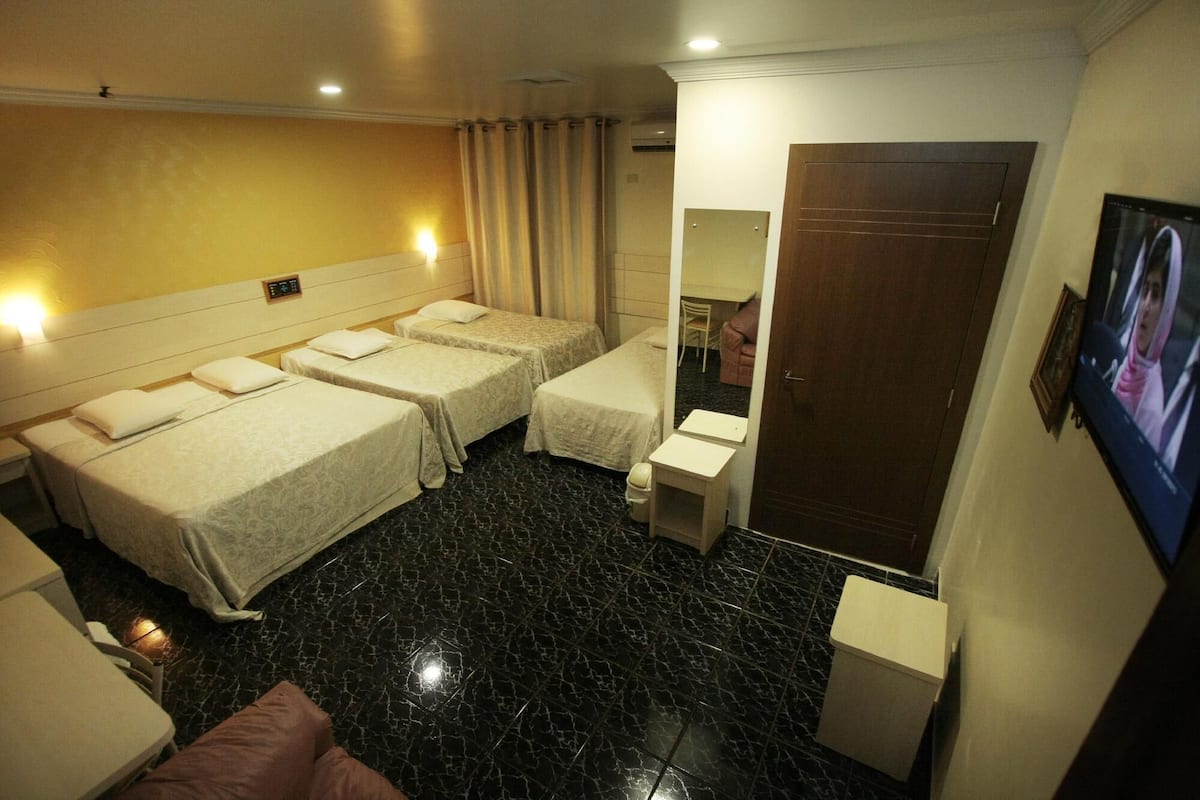 Minibar, escritorio, cortinas blackout y cunas gratuitas