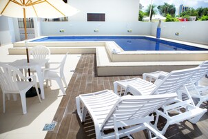Una piscina al aire libre
