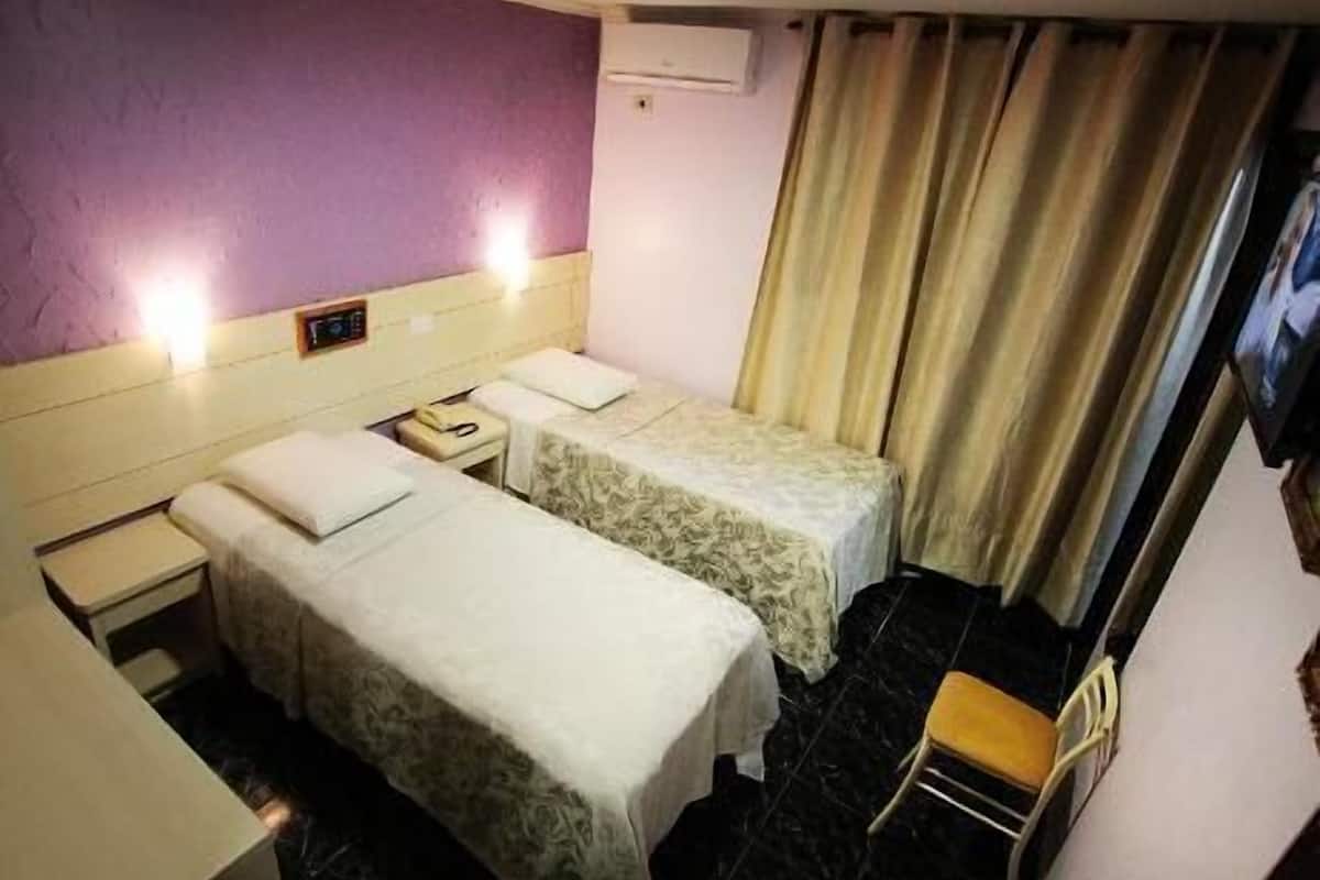 Minibar, escritorio, cortinas blackout y cunas gratuitas