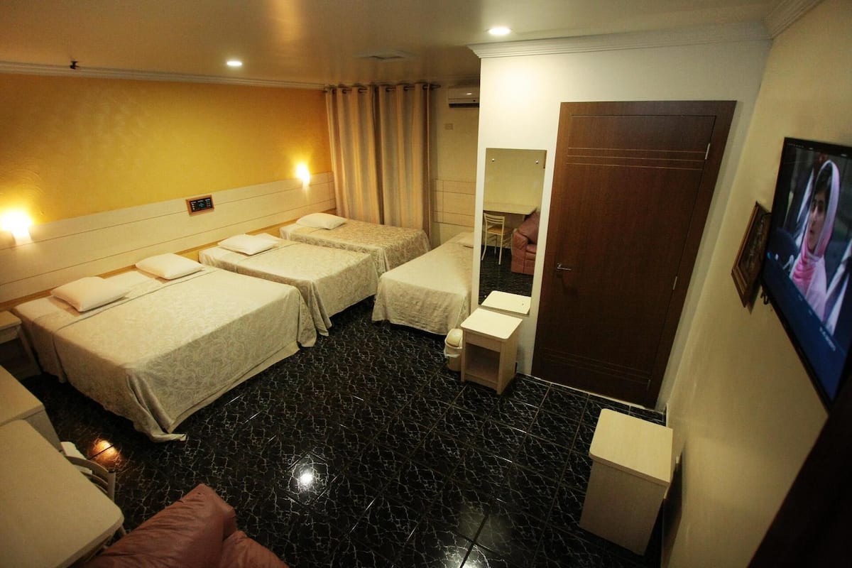 Minibar, escritorio, cortinas blackout y cunas gratuitas