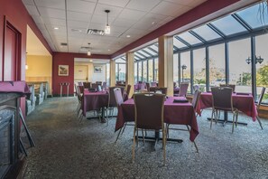 Family dining - Ramada by Wyndham Cobleskill (Cobleskill)