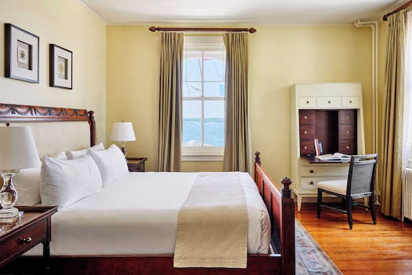 Doppelzimmer zur Einzelnutzung | Allergikerbettwaren, Daunenbettdecken, Zimmersafe, individuell dekoriert