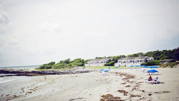 Playa privada, sillas reclinables de playa, sombrillas, toallas de playa
