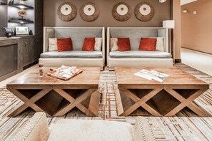 Coin salon dans le hall