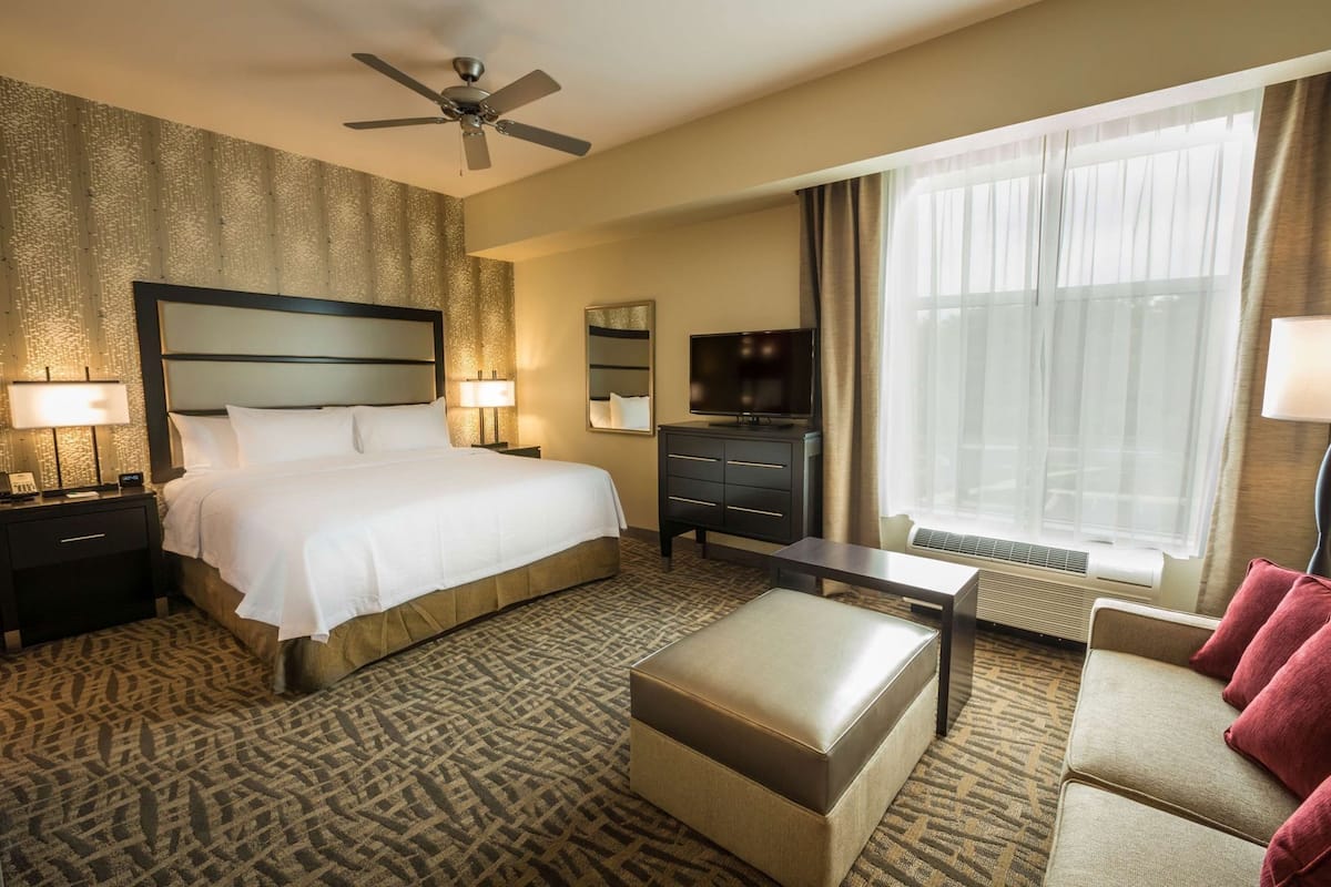 Caja de seguridad en la habitación y escritorio