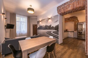 Departamento, 2 habitaciones | Sala de estar | Televisión