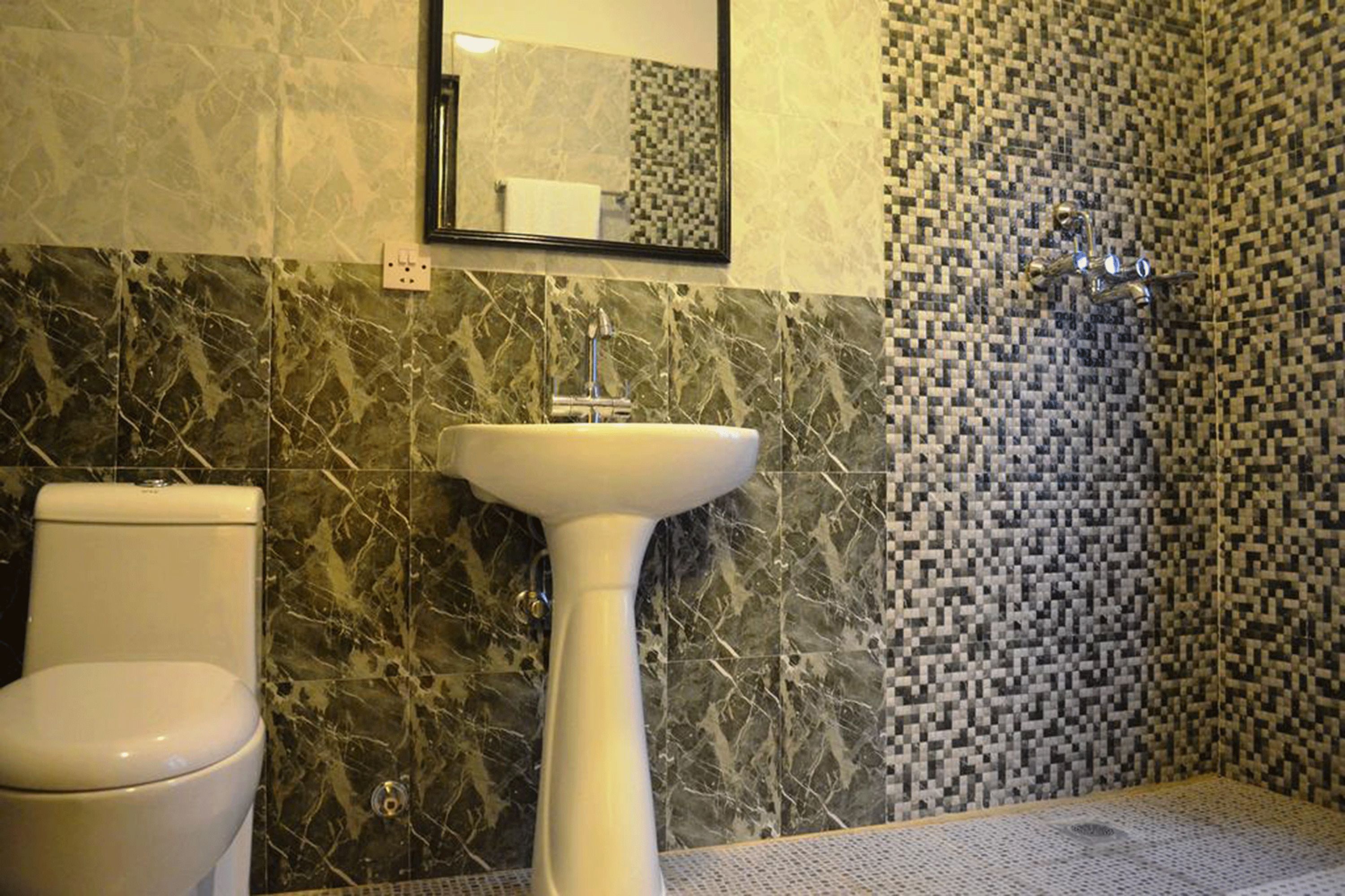 Habitación económica con 2 camas individuales, 2 camas individuales | Baño | Ducha, artículos de higiene personal gratuitos y secador de pelo