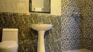 Habitación económica con 2 camas individuales, 2 camas individuales | Baño | Ducha, artículos de higiene personal gratuitos y secador de pelo