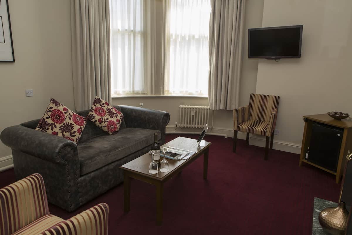 Suite | Desk, iron/ironing board, free cribs/infant beds, rollaway beds