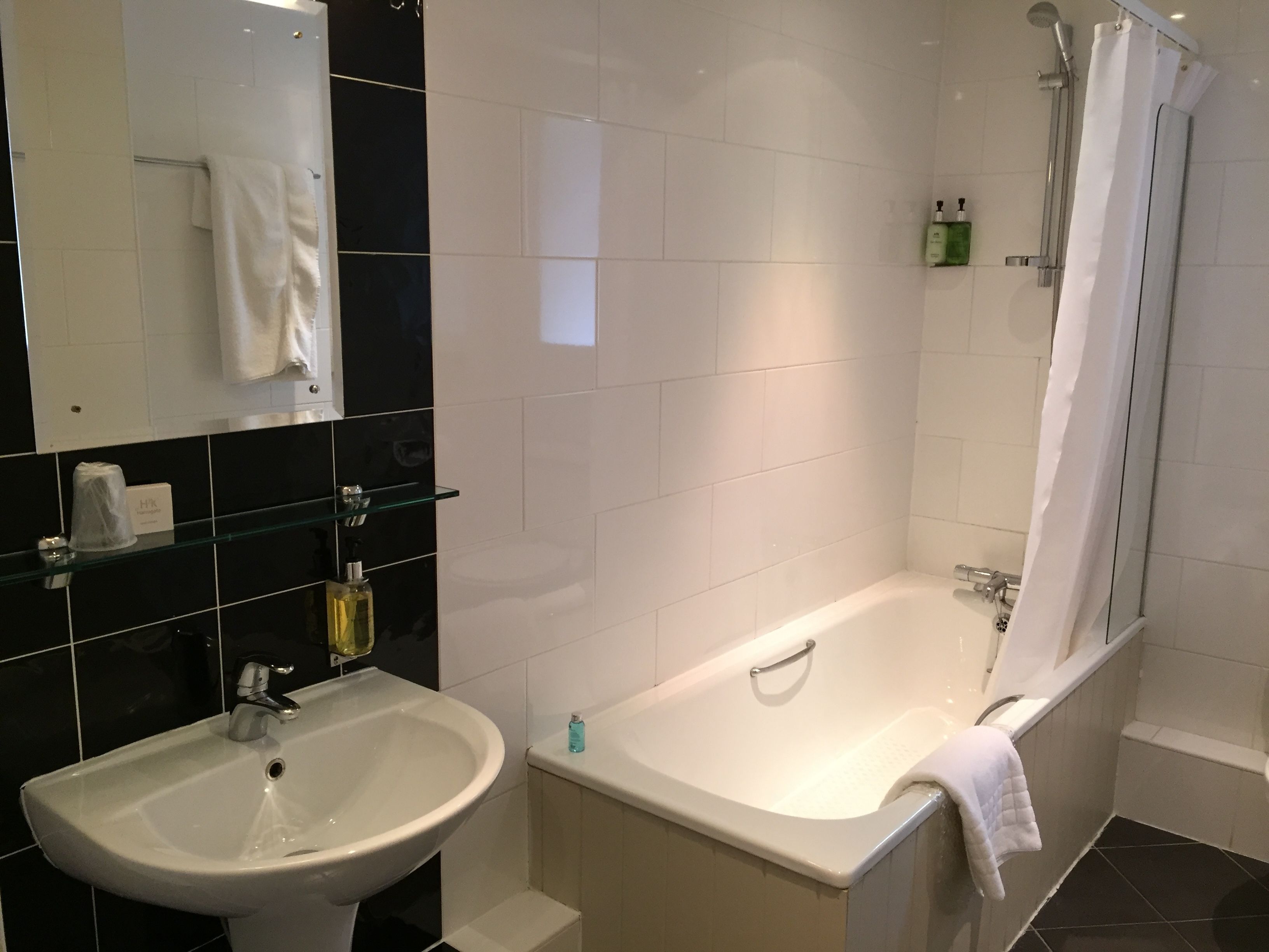 standard single room | desk, iron/ironing board, free cots/infant beds, rollaway beds