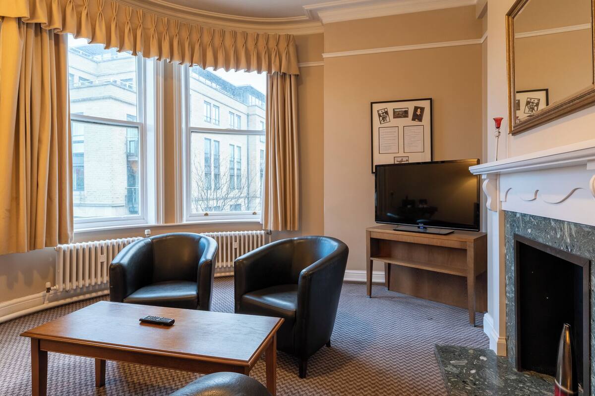Suite | Desk, iron/ironing board, free WiFi, bed sheets