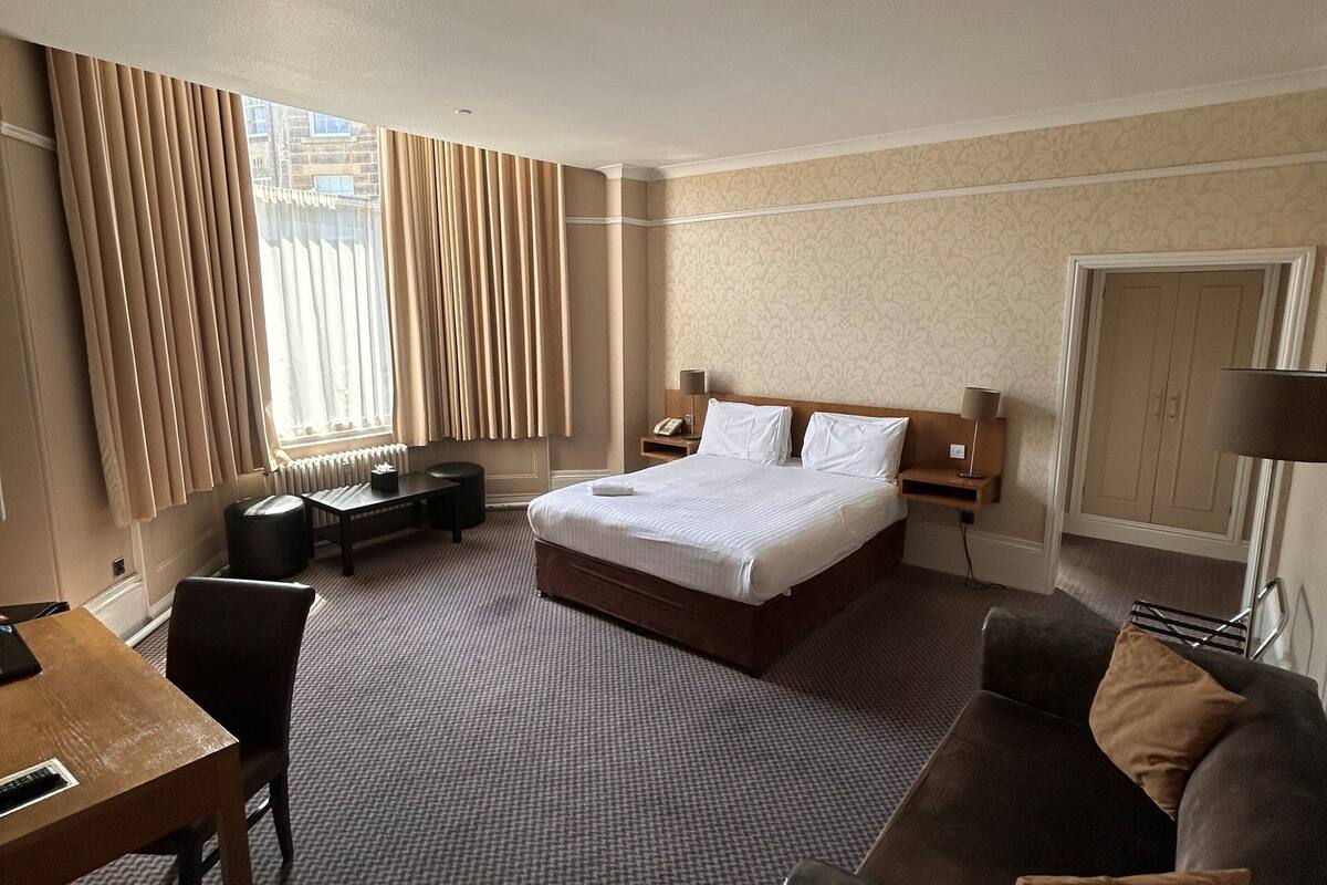Executive Double Room | Desk, iron/ironing board, free WiFi, bed sheets