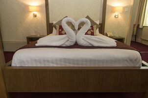 Executive Suite | Desk, iron/ironing board, free cribs/infant beds, rollaway beds