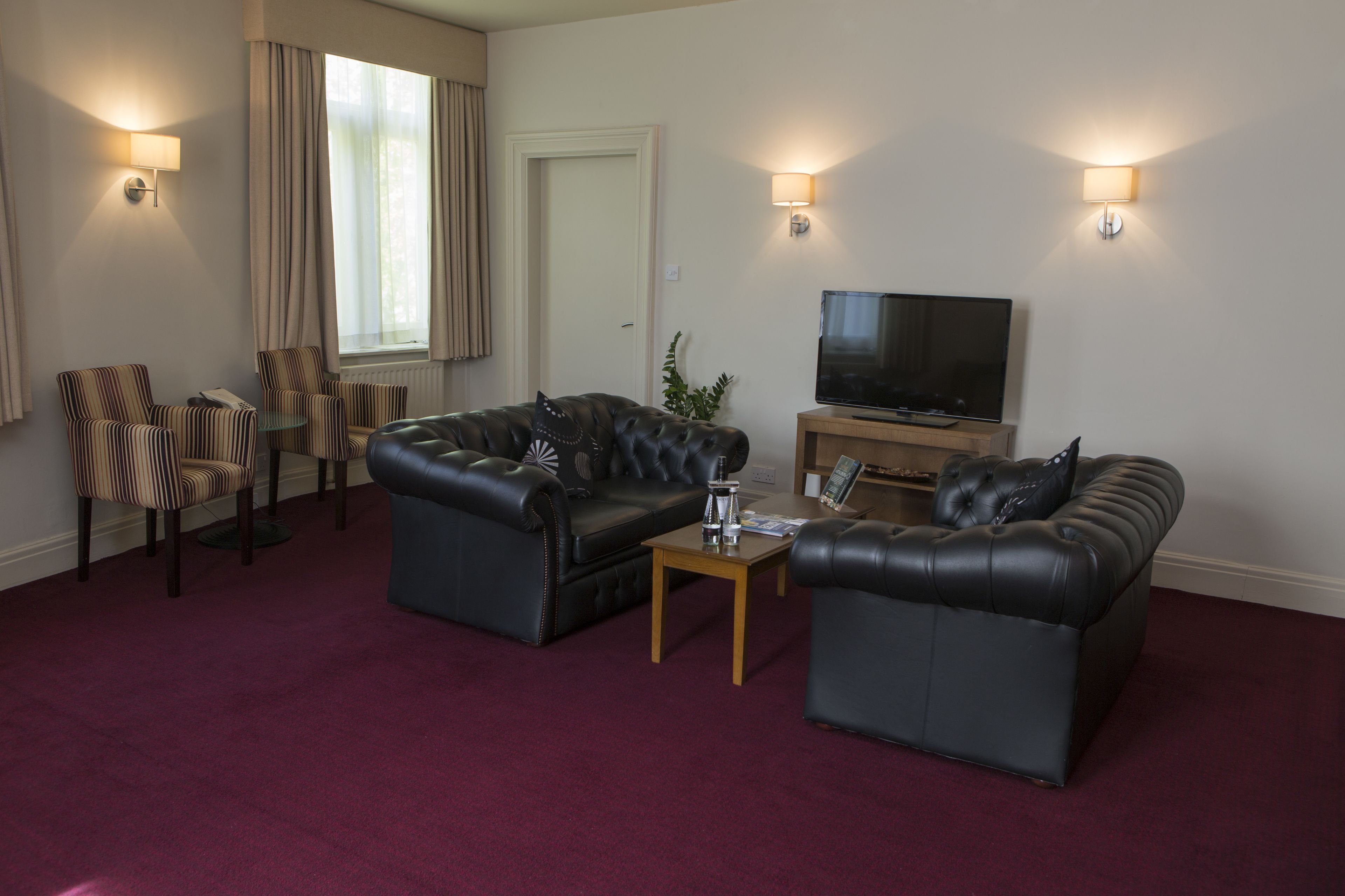 executive suite | desk, iron/ironing board, free cots/infant beds, rollaway beds