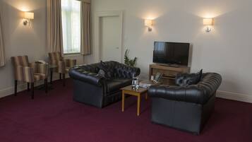 Executive Suite | Desk, iron/ironing board, free cots/infant beds, rollaway beds