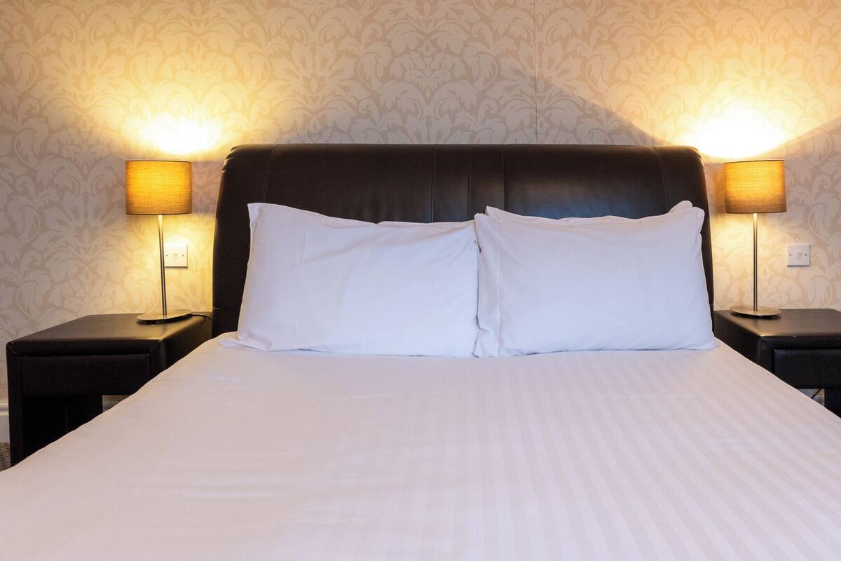 Double Room | Desk, iron/ironing board, free WiFi, bed sheets