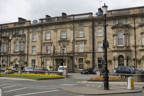 Un bâtiment historique sur lequel on peut lire l’inscription « THE CROWN », indiquant qu’il s’agit d’un hôtel.
