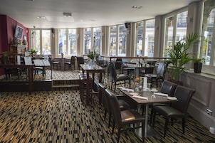 2 bars/lounges