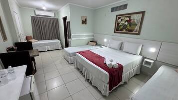 Quarto Quintuplo | 1 quarto, frigobar, cofres nos quartos, escrivaninha