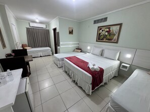 Quarto Quintuplo | 1 dormitorio, minibar, caja fuerte y escritorio
