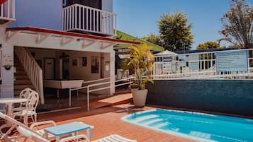 3 piscinas externas, espreguiçadeiras