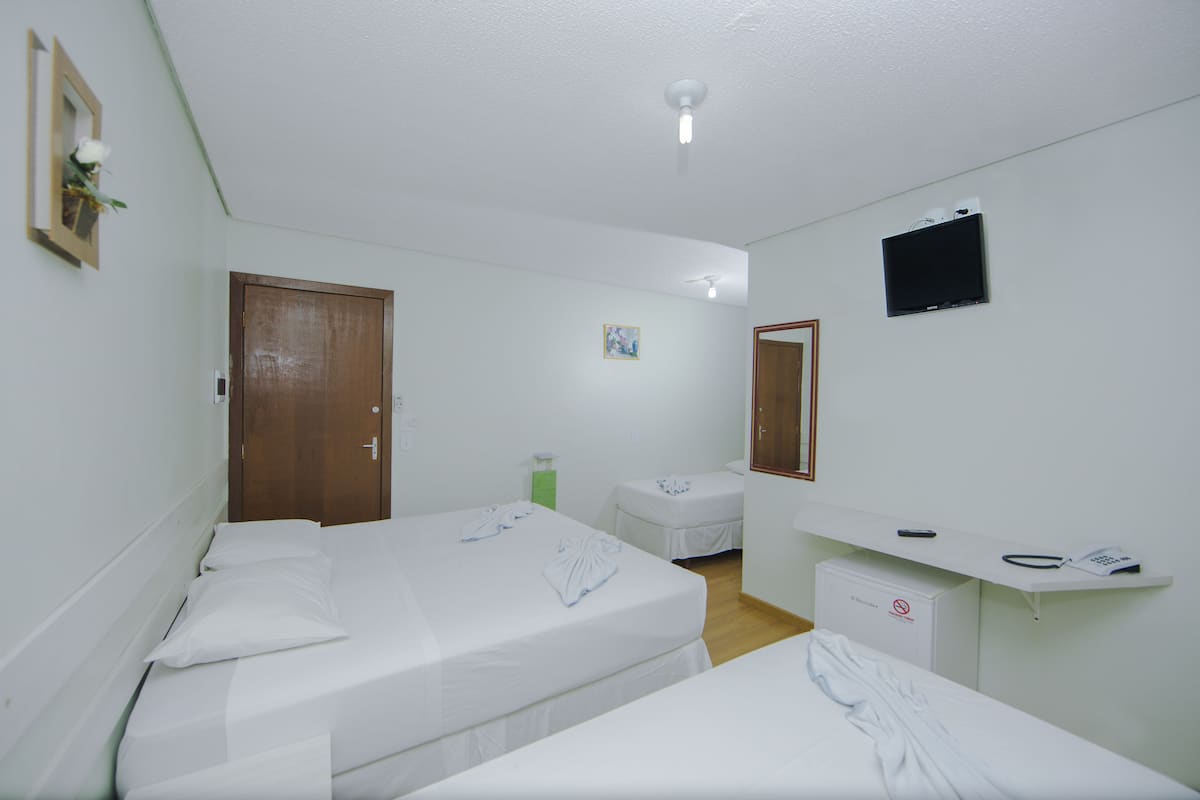 Standard Quadruple Room | 1 bilik tidur, bar mini, peti besi dalam bilik, meja