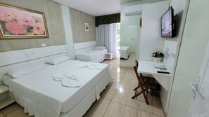 1 chambre, minibar, coffres-forts dans les chambres, bureau