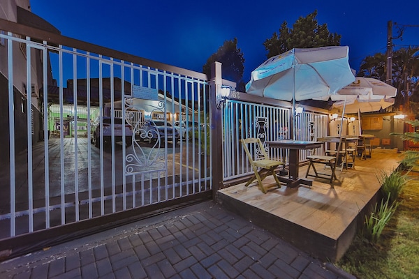 Bagian depan properti - sore/malam