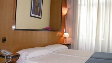 Caixa forta a l'habitació, escriptori, cortines opaques i wifi gratuïta