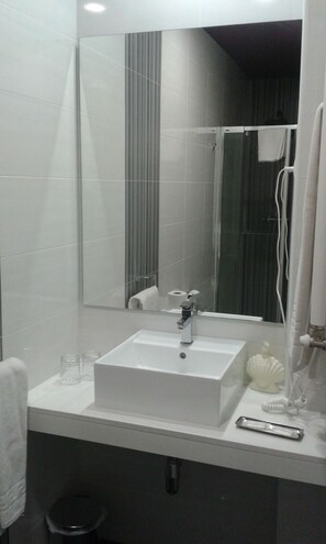 Shower, free toiletries, hair dryer, towels - Hostal Buenos Aires (Madrid)