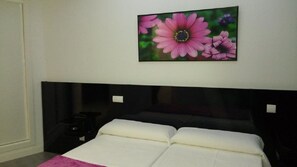 Double Room, 2 Twin Beds | In-room safe, desk, blackout drapes, free WiFi - Hostal Buenos Aires (Madrid)