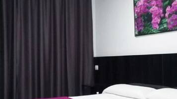 Habitació doble, 2 llits individuals | Caixa forta a l'habitació, escriptori, cortines opaques i wifi gratuïta