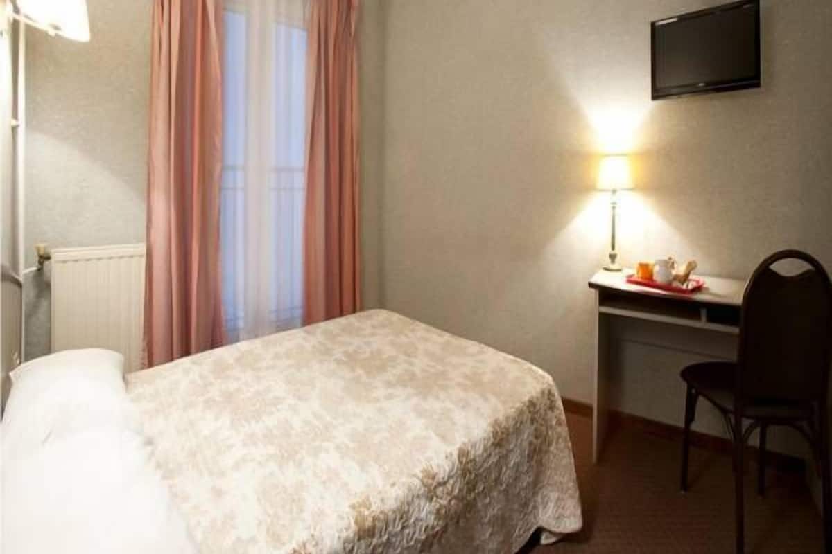Single Room | Soundproofing, iron/ironing board, rollaway beds, free WiFi