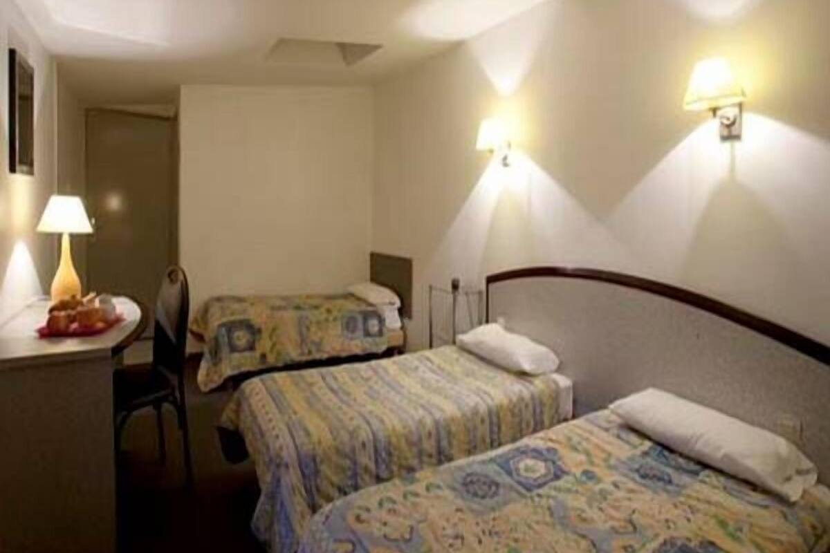 Triple Room | Soundproofing, iron/ironing board (on request), rollaway beds
