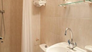 Hair dryer (on request), towels - Hotel de l'Europe (Paris)