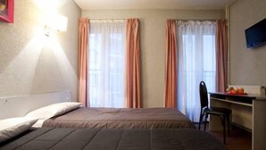 Standard Room | Soundproofing, iron/ironing board (on request), rollaway beds - Hotel de l'Europe (Paris)