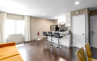 Luxury Suite, 1 King Bed with Sofa bed | Egyptian cotton sheets, premium bedding, down comforters