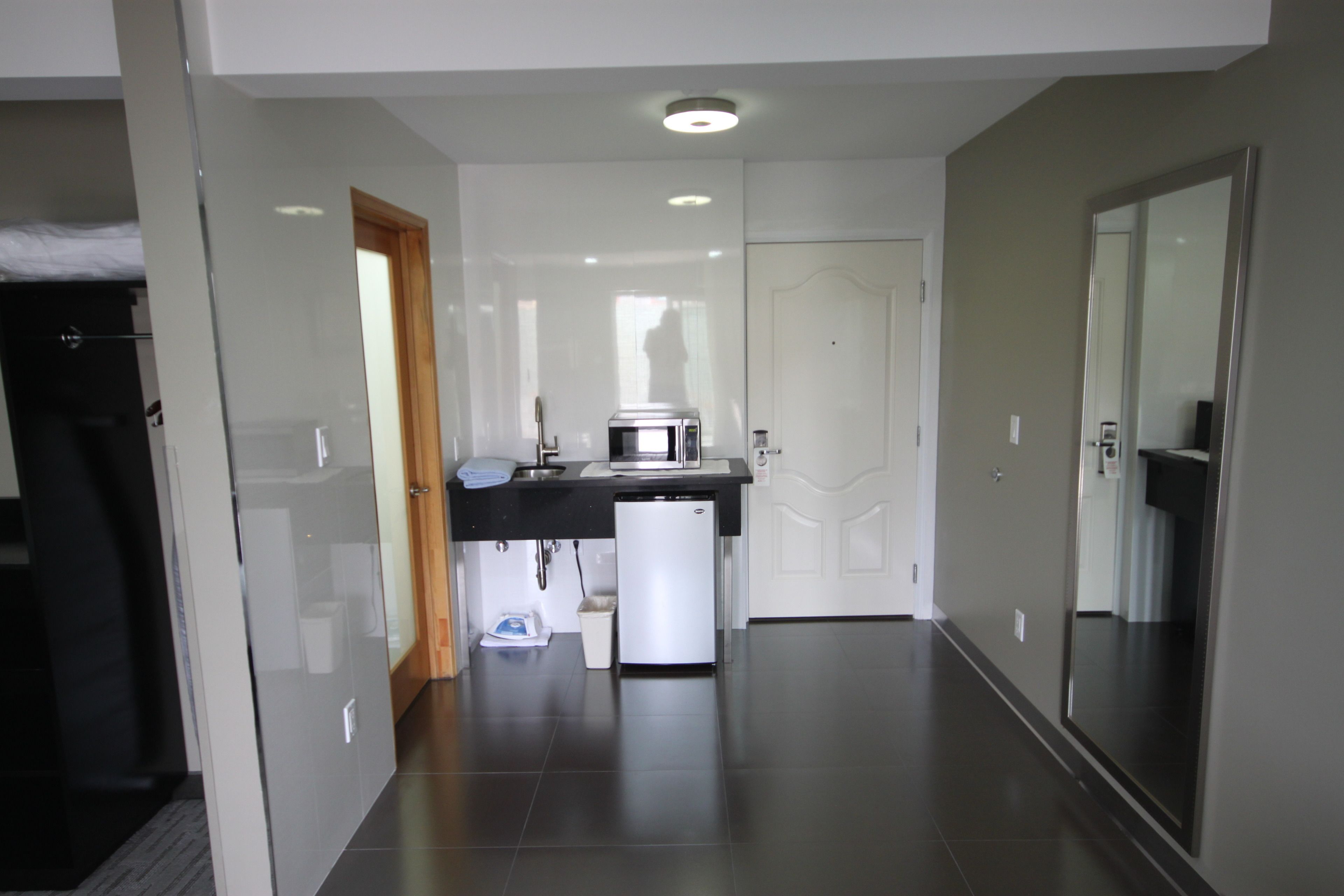 classic room, 1 king bed | mini fridge