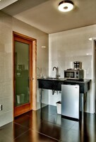 Refrigerador, microondas, cafetera/tetera