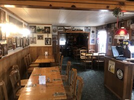 供应早餐和晚餐，意大利菜