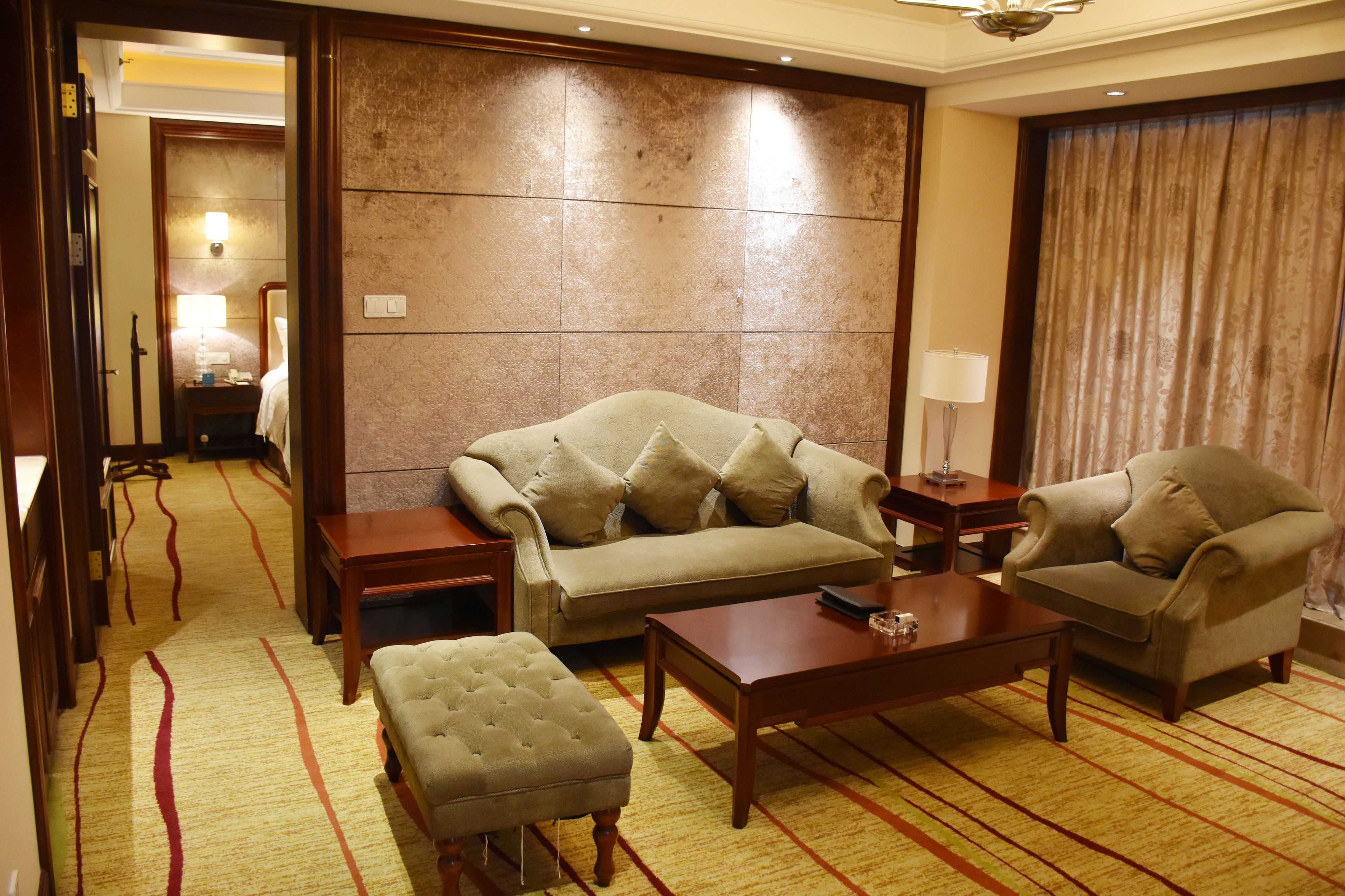deluxe suite | minibar, in-room safe, desk, free wifi