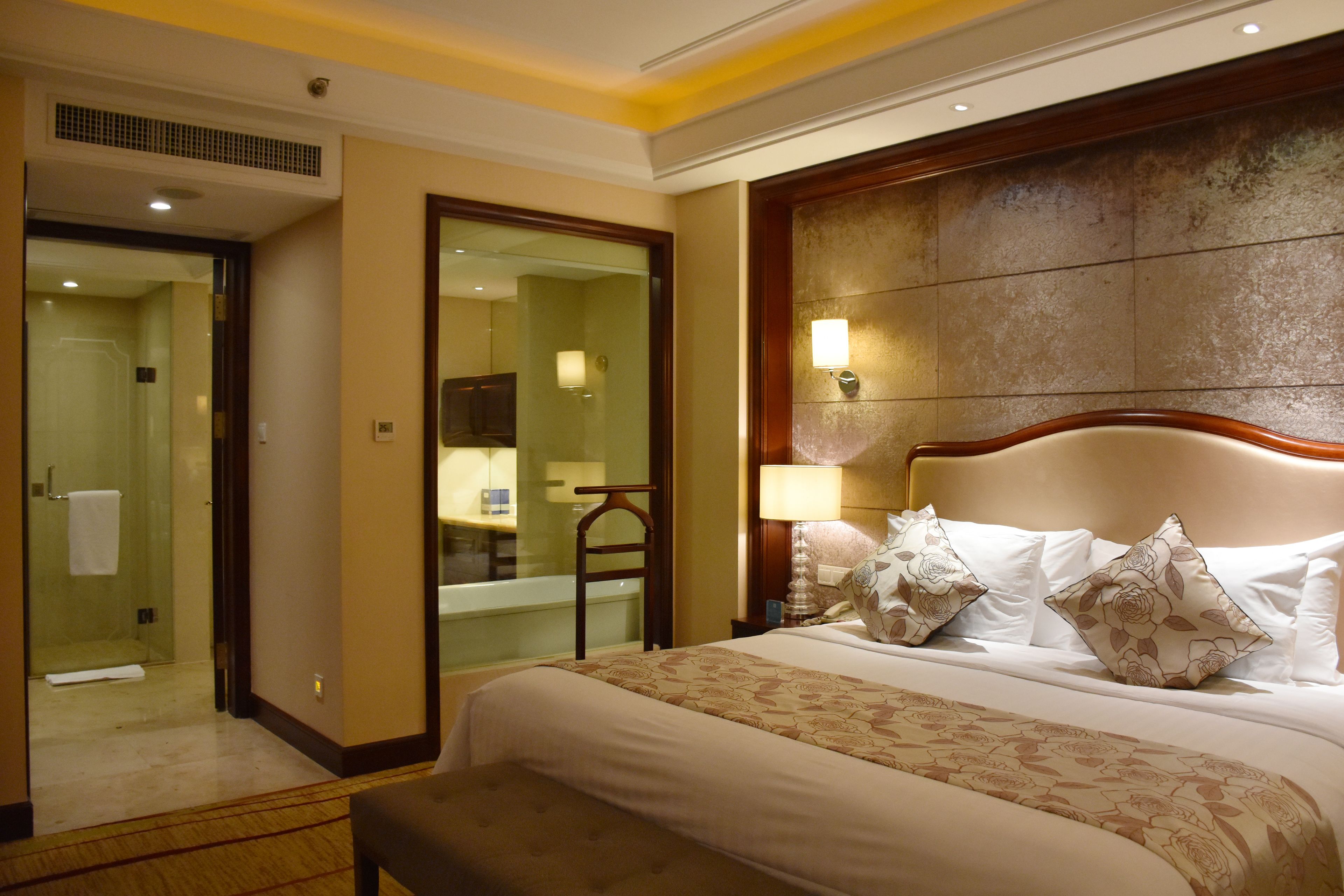 deluxe suite | minibar, in-room safe, desk, free wifi