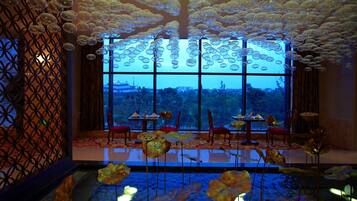 4 restaurantes; se sirve cocina internacional