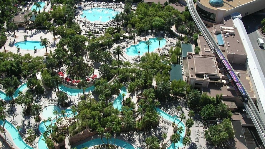 Jet Luxury Resorts @ The Signature Condo Hotel