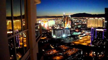 Suite estudio de lujo, vista a la ciudad | Balcón