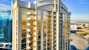 Um hotel alto com várias varandas e vista para a cidade.