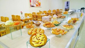 A buffet with various baked goods and pastries. - Hotel Três Bandeiras (Foz do Iguaçu)