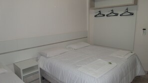 Kamar Triple | Tirai kedap cahaya dan seprai linen