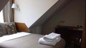 A hotel room with a bed, a desk, and a lamp. - Cambridge House (Edinburgh)