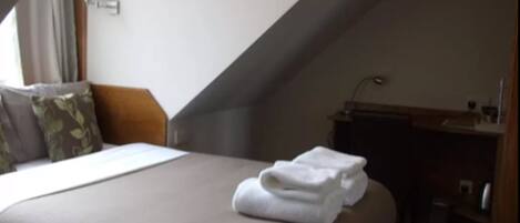 غرفة مزدوجة | مكتب وواي فاي مجانًا وملاءات أسرّة